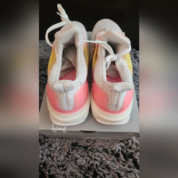 Brand New woman's ultraboost 7.5 - Picture 4 of 6